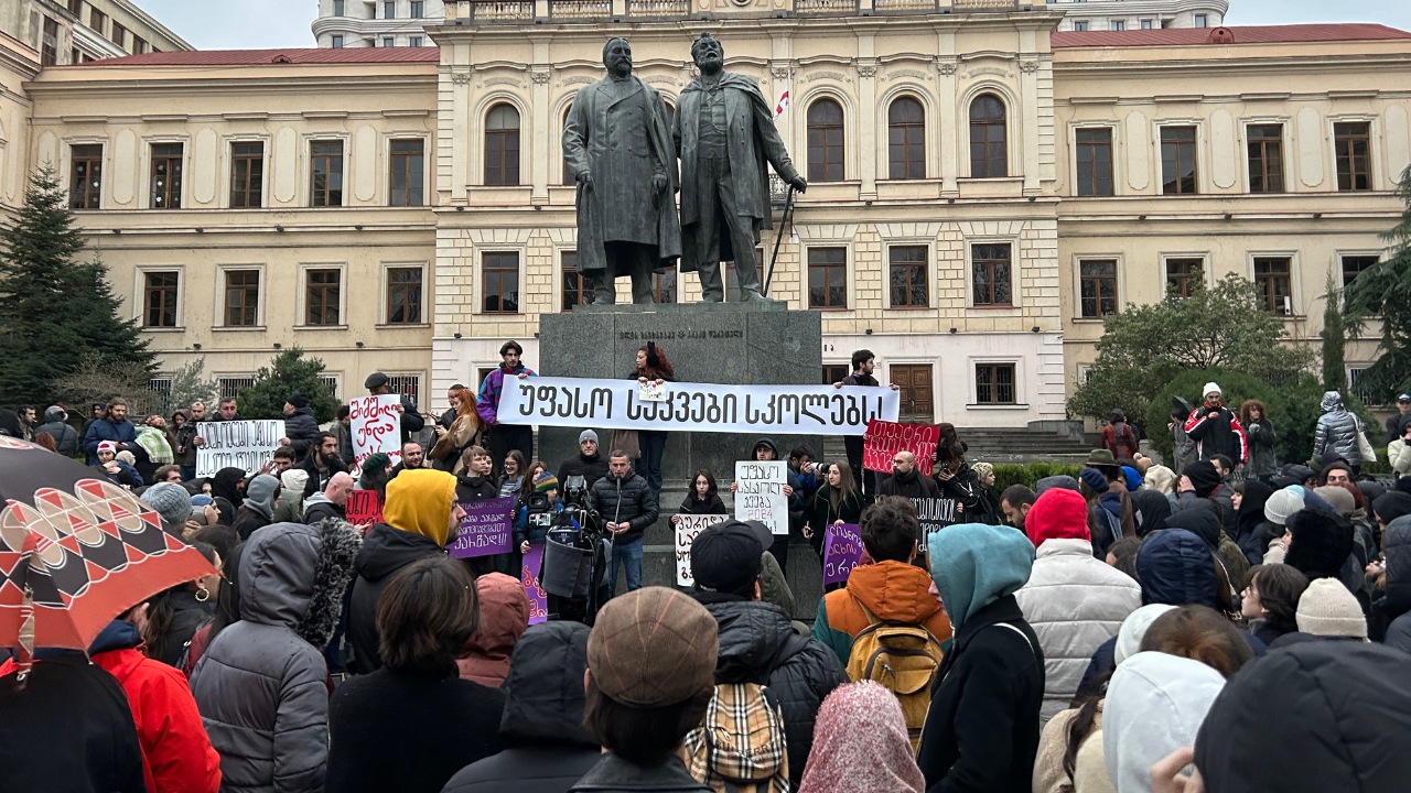 В Тбилиси прошла акция акция с требованием введения в государственных школах бесплатного питания