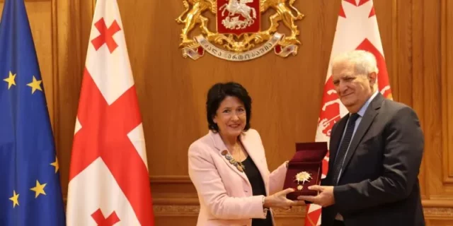 Саломе Зурабишвили наградила Амирана Гамкрелидзе орденом Блистательности