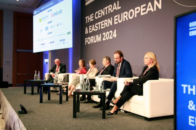 Натия Турнава приняла участие в ежегодном форуме "Euromoney" Исполняющая обязанности президента Национального банка Грузии Натия Турнава принимает участие в ежегодном форуме Центральной и Восточной Европы «Euromoney». По информации Национального банка Грузии, форум в течение двух дней соберет представителей финансовых рынков, инвесторов, менеджеров центральных банков и политиков из более чем 45 стран. В рамках форума Натия Турнава и заместитель министра финансов Мирза Гелашвили провели встречу с международными инвесторами. Во встрече также приняли участие представители департаментов по надзору за рынком ценных бумаг и финансовых рынков Национального банка. На встрече Натия Турнава и заместитель министра финансов Мирза Гелашвили представили международным инвесторам презентацию о финансовой и макроэкономической среде Грузии. В ходе презентации Натия Турнава проинформировала инвесторов о мерах, реализованных в направлении монетарной политики, и достигнутых результатах, а также рассказала о снижении уровня инфляции за последние месяцы. Кроме того, она также подчеркнула стабильность и твердость финансово-банковского сектора Грузии. «У нас состоялась очень представительная и плодотворная встреча с международными инвесторами, что еще раз подчеркивает их интерес к Грузии. Несмотря на геополитические вызовы в регионе, Грузия сегодня прочно удерживает лидирующие позиции с точки зрения сохранения макроэкономической стабильности и снижения инфляции, что определенно повышает интерес инвесторов», — отметила Натия Турнава. Встреча прошла в режиме вопрос-ответ. На встрече присутствовали представители таких известных компаний и инвестиционных организаций, как Artisan Partners, Fim Partners, Union Investment, AllianzGI, Danske Bank и др.