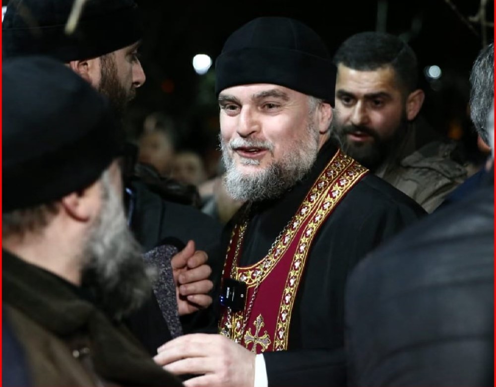 В Тбилиси у клуба Bassiani прошел молебен о спасении грузинской молодежи от наркотиков