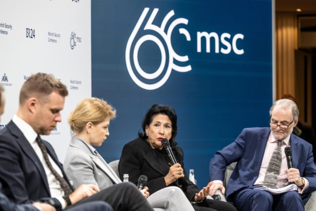 Зурабишвили приняла участие в Мюнхенской конференции по безопасности – и снова без разрешения правительства