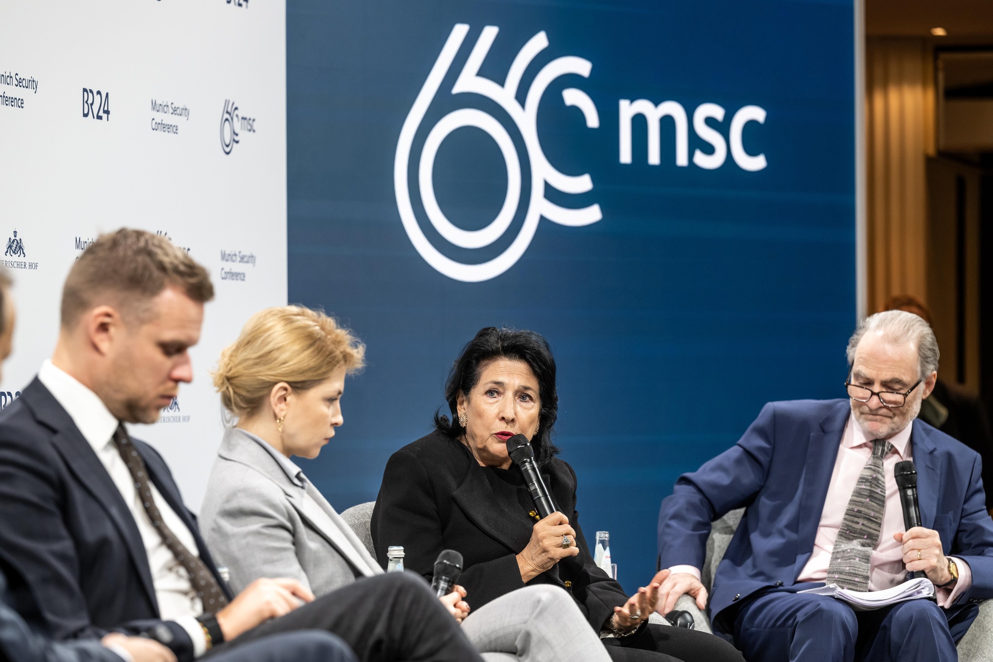 Зурабишвили приняла участие в Мюнхенской конференции по безопасности – и снова без разрешения правительства