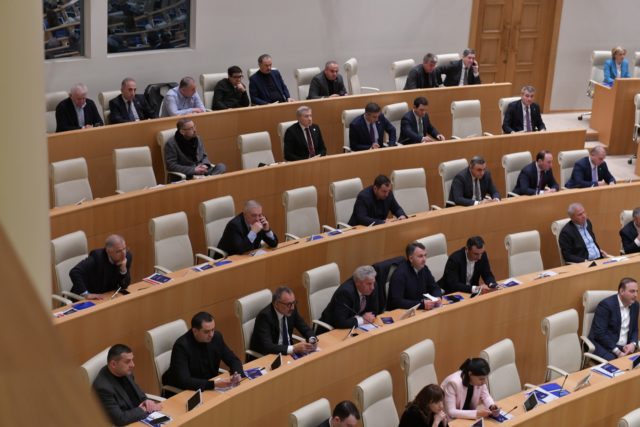 Парламент Грузии преодолел вето президента на закон об избрании главы ЦИК