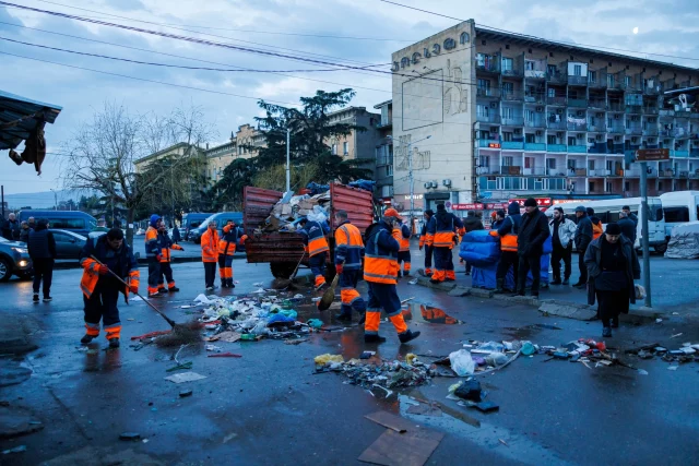 Мэрия Тбилиси демонтировала прилавки уличных торговцев на Вокзальной площади