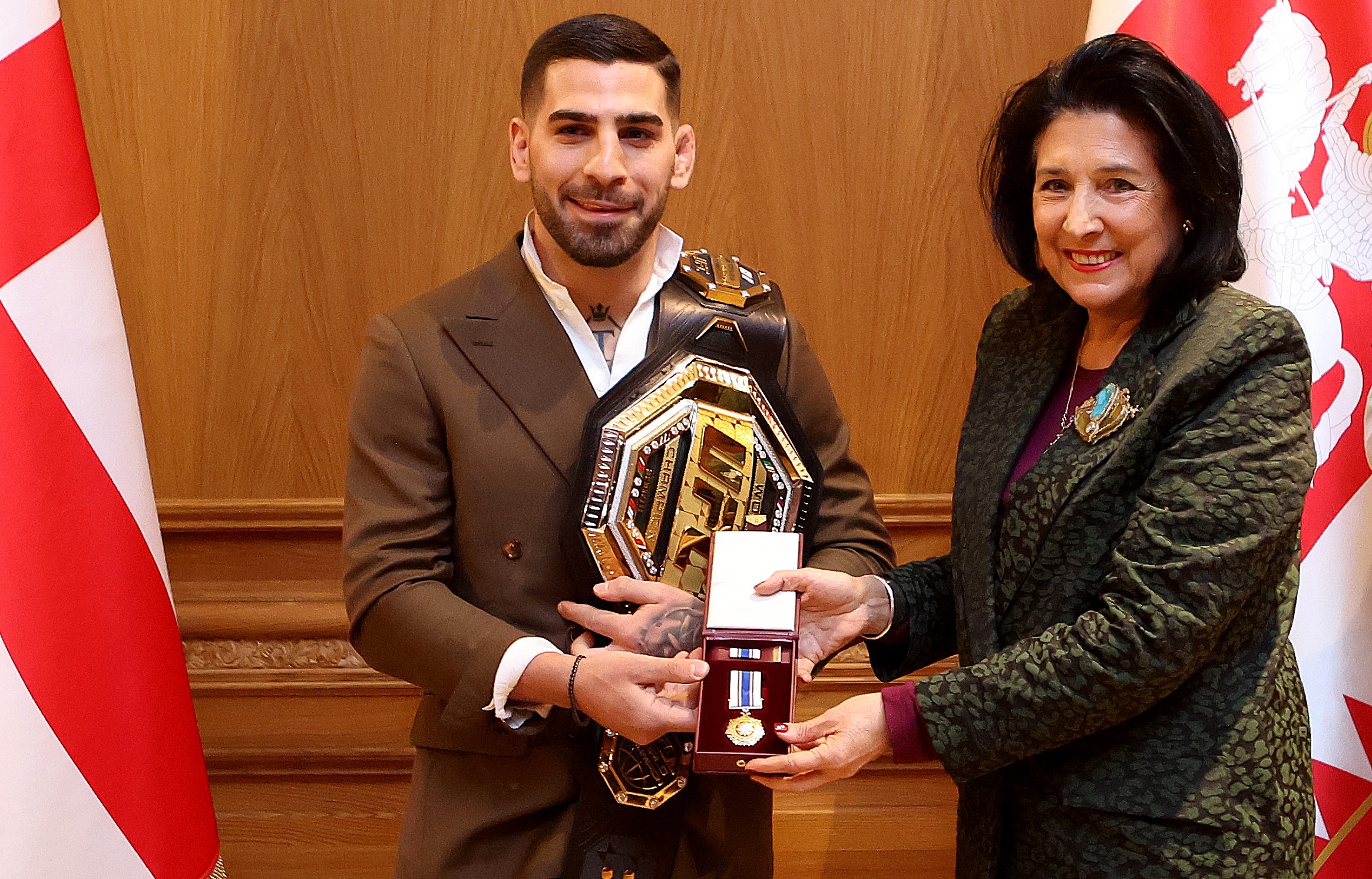 Президент Грузии наградила Орденом чести чемпиона UFC Илью Топурия