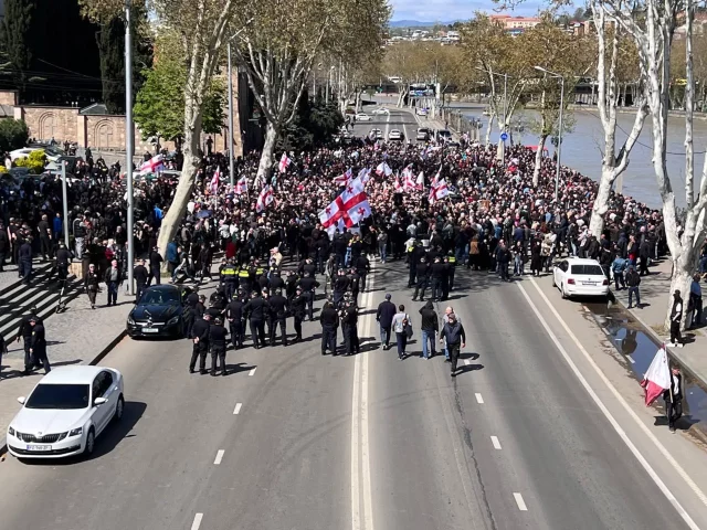 Консервативное движение "Альт-Инфо" устроило акцию у здания «Грузинской мечты»