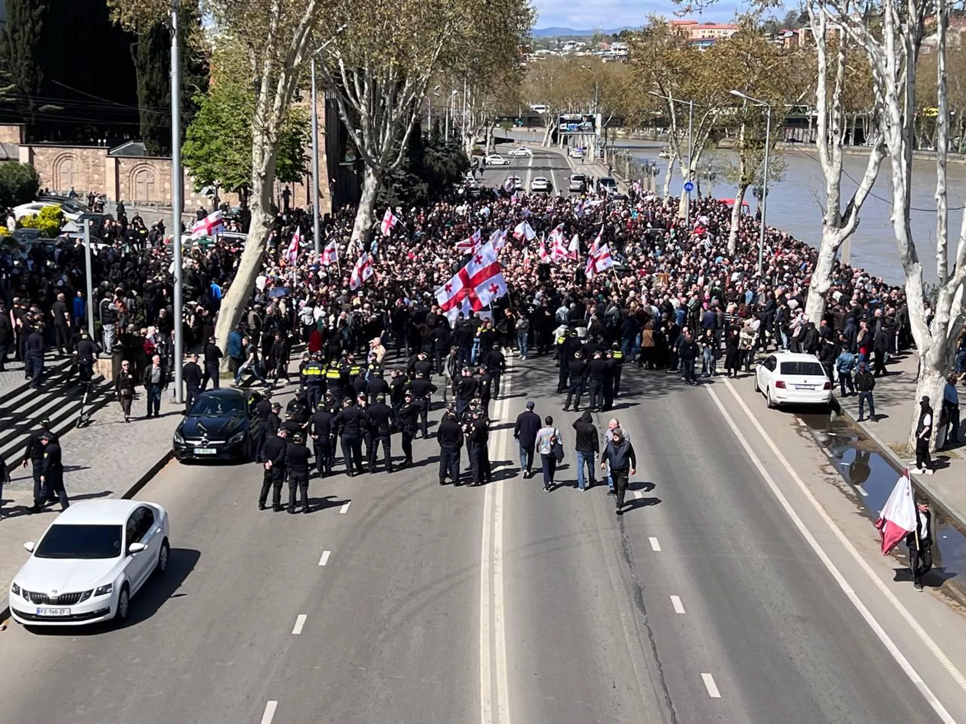 Консервативное движение "Альт-Инфо" устроило акцию у здания «Грузинской мечты»