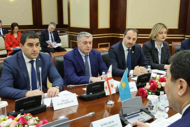 Шалва Папуашвили с официальным визитом посетил страны Центральной Азии Спикер парламента Грузии Шалва Папуашвили посетил с официальным визитом в страны Центральной Азии – Узбекистан, Туркменистан и Казахстан, где провел встречи с представителями законодательной и исполнительной власти. В состав парламентской делегации, возглавляемой председателем парламента Грузии, вошли руководитель группы дружбы с парламентом Казахстана Каха Кахишвили, председатель комитета региональной политики и самоуправления, руководитель группы дружбы с парламентом Туркменистана Давид Матикашвили, первый заместитель председателя комитета по юридическим вопросам, руководитель группы дружбы с парламентом Узбекистана Ираклий Мезурнишвили, председатель комитета по вопросам образования, науки и делам молодежи парламента Грузии Байя Квициани, член финансово-бюджетного комитета Антон Оболашвили, член комитета по аграрным вопросам Созар Субари. Вопросы двустороннего политического и экономического сотрудничества спикер парламента Грузии Шалва Папуашвили обсудил в ходе встречи с председателями Нижней и Верхней палаты Олий Мажлиса Узбекистана Нурдинджоном Исмаиловым и Танзилой Нарбаевой, сообщает пресс-служба парламента Грузии. На встрече с председателем Нижней палаты Узбекистана Исмаиловым были подчеркнуты тесные политические и экономические связи между странами, в том числе в секторах торговли и энергетики, а также сотрудничество между законодательными органами. Стороны договорились, что на основе меморандума о сотрудничестве страны будут углублять парламентские связи, в том числе на уровне комитетов и дружественных групп, а также тесно сотрудничать на международных парламентских платформах. На встрече было отмечено, что в этом году исполняется 30 лет со дня установления дипломатических отношений между Грузией и Узбекистаном и выразили готовность углублять существующие отношения. В связи с этим был подчеркнут вопрос открытия посольства Республики Узбекистан в Грузии. В ходе встречи с председателем Сената Олий Республики Узбекистан Танзилой Нарбаевой стороны обсудили дружественные отношения между странами и направления сотрудничества. По словам Нарбаевой, грузинский и узбекский народы исторически уважают друг друга. Она отметила, что узбекская сторона положительно оценивает политику Грузии, ориентированную на мир. Стороны выразили готовность к дальнейшему развитию сотрудничества между законодательными органами. В этой связи была отмечена роль визитов на высшем уровне. Узбекская сторона также выразила желание сотрудничать в региональной политике. Папуашвили подчеркнул растущую важность "Среднего коридора". По его словам, развитие транзитно-транспортного потенциала этого коридора отвечает интересам обеих стран. Дипломатические отношения Грузия и Узбекистан установили в августе 1994 года. За 29 лет в Грузии так и не открылось посольство. Страну покрывает посольство Узбекистана в Азербайджане. В Ташкенте функционирует посольство Грузии. На встрече в Ашхабаде Шалва Папуашвили и президент Туркменистана Сердар Бердымухамедов обсудили перспективы развития международного транспортного маршрута "Средний коридор". "Мы говорили об отношениях между нашими странами, особенно о перспективах развития "Среднего коридора", – заявил Папуашвили. Средний коридор – это маршрут, который пролегает через Китай, Казахстан, акваторию Каспийского моря, Азербайджан, Грузию, Турцию в страны Европы. По мнению грузинского правительства, на сегодняшний день "Средний коридор" является наиболее привлекательным и надежным транспортным сообщением между Востоком и Западом, Европой и Азией. По словам спикера, на встрече с президентом Туркменистана также говорили о сотрудничестве в сфере туризма и культуры. "Мы также говорили о важности назначения прямого авиарейса между странами, чтобы стимулировать связи между государствами и народами, развивать туризм. Мы также говорили о культурном сотрудничестве, которое существует между нашими странами", – заявил Папуашвили. Спикер парламента Грузии поблагодарил президента Туркменистана за решение установить памятник великому грузинскому поэту Шота Руставели в Ашхабаде. "Это, конечно, жест большого уважения к грузинской культуре и истории", – сказал Папуашвили. Председатель парламента Грузии также провел встречу с заместителем председателя Кабинета министров Туркменистана, министром иностранных дел Рашидом Мередовым. Грузия и Туркменистан установили дипломатические отношения в июле 1992 года. Страны сотрудничают в экономической и гуманитарной сферах. В 2022 году между странами было установлено прямое авиасообщение. Спикер парламента Грузии Шалва Папуашвили на встрече с председателем Мажилиса (нижней палаты) парламента Казахстана Ерланом Кошановым в Астане обсудил вопросы, связанные с инвестициями, туризмом, а также развитием Транскаспийского международного транспортного маршрута, известного как Средний коридор. Об этом сообщила пресс-служба грузинского парламента. "Особое внимание было уделено сотрудничеству между двумя странами по освоению транспортно-транзитного потенциала Среднего коридора", - добавили в пресс-службе. По ее данным, стороны обсудили широкий спектр вопросов, в частности сотрудничество в сферах политики, торговли, экономики, сельского хозяйства, транспорта, инвестиций, туризма и культуры. Казахстанская сторона выразила готовность перенять опыт Грузии по проведению реформ в разных сферах. Папуашвили и Кошанов также обсудили укрепление парламентских связей, в том числе посредством групп дружбы и секторных комитетов. Спикер грузинского парламента выразил сожаление в связи с паводками, начавшимися в Казахстане с марта, и заявил о поддержке в деле борьбы со стихией. Папуашвили находился с официальным визитом в странах Центральной Азии с 7 апреля.