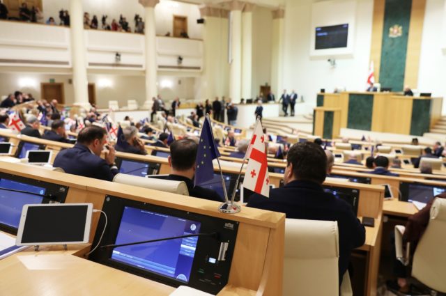 Парламент Грузии проголосовал в первом чтении за закон об "иноагентах"