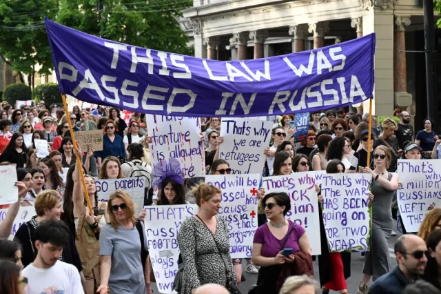 В Тбилиси женщины вышли на марш против закона об иностранных агентах