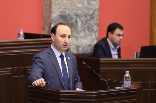 Юридический комитет парламента Грузии принял в третьем чтении законопроект об "иноагентах"