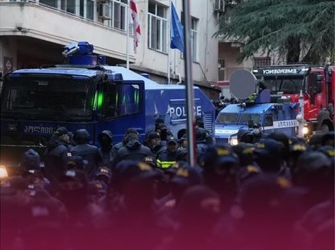 Спецназ оттеснил демонстрантов от входов в парламент Грузии