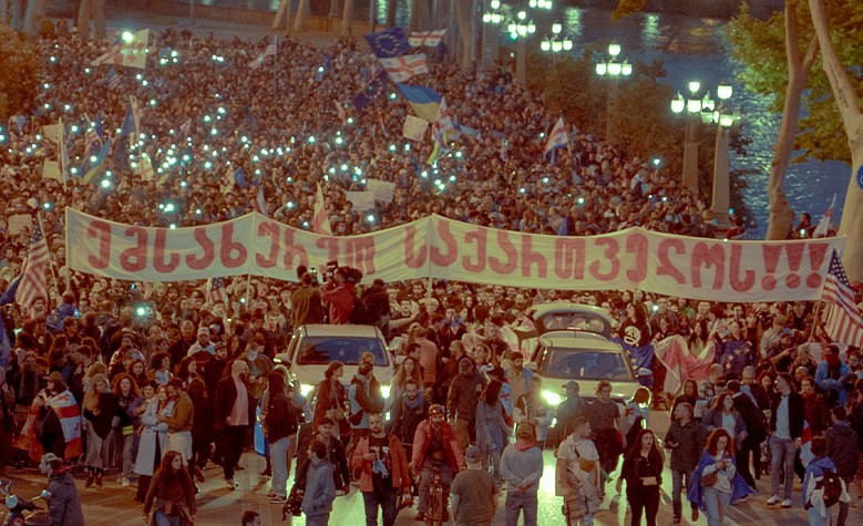 В Тбилиси прошел марш против закона об «иноагентах» под лозунгом «Служи Грузии»
