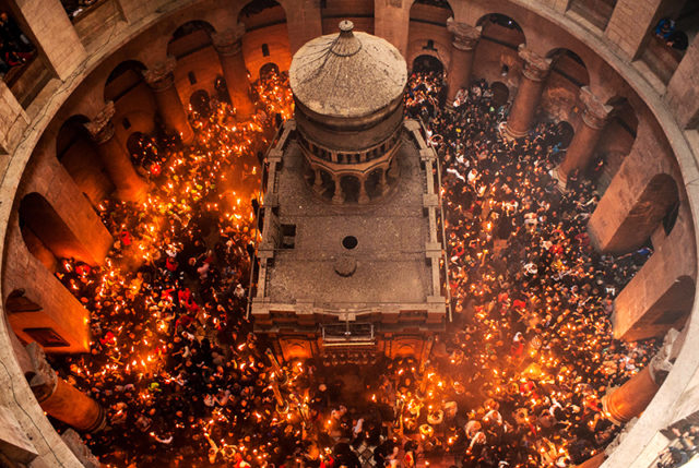 В Иерусалиме сошел Благодатный огонь