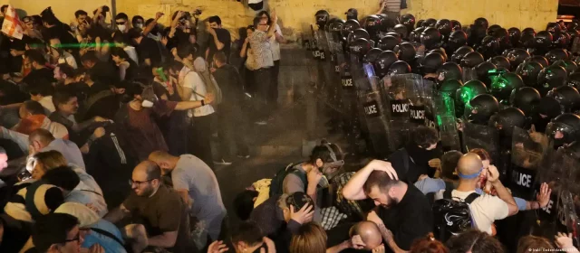 Полиция в Тбилиси применила слезоточивый газ и водометы на митинге против закона об иноагентах