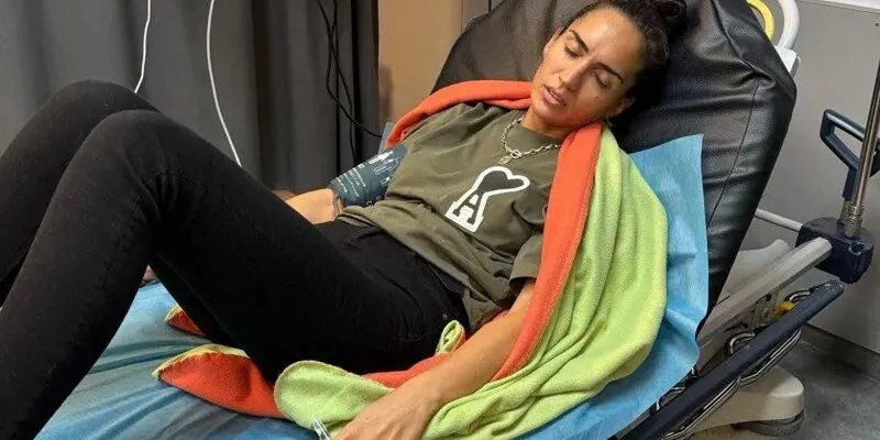 Личный представитель Михаила Саакашвили Софо Джапаридзе госпитализирована после избиения спецназовцами. Об этом СМИ сообщают со ссылкой на участницу протестов Лали Джанашия. «У нее страшные боли. Ее жестоко били, она успели закрыть руками лицо и голову. Должно быть проведено обследование, чтобы выяснить, сломаны ли у нее ребра», — сказала Джанашия. На акции протеста в Тбилиси силовиками был жестоко избит также председатель крупнейшей оппозиционной партии Грузии «Единого национального движения» Леван Хабеишвили. По словам врачей, у него множественные переломы костей носа. Врачи настоятельно рекомендуют политику остаться в стационаре. СМИ также сообщают об избиении на акции американского адвоката Теда Джонаса.