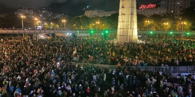 Участники акции на проспекте Руставели переместились на Площадь Героев