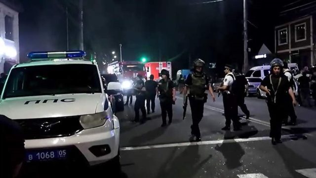 Более 15 полицейских и несколько мирных жителей погибли в результате атаки боевиков в Дагестане