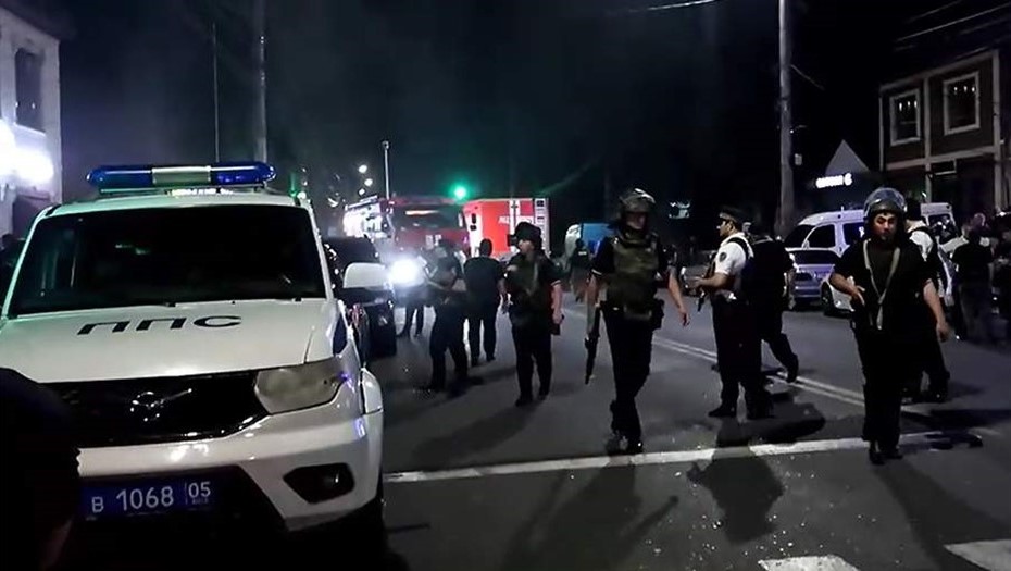 Более 15 полицейских и несколько мирных жителей погибли в результате атаки боевиков в Дагестане