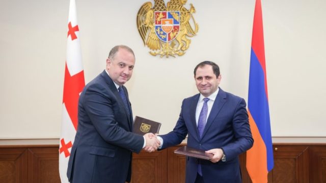 Министр обороны Армении прибыл с официальным визитом в Грузию