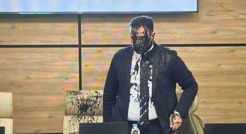 Суд оштрафовал Давида Киртадзе за то, что он облил краской председателя ЦИК Грузии