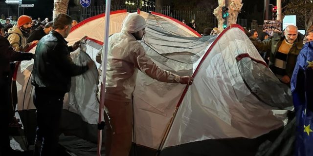 Оппозиция перекрыла движение у первого корпуса ТГУ на проспекте Чавчавадзе