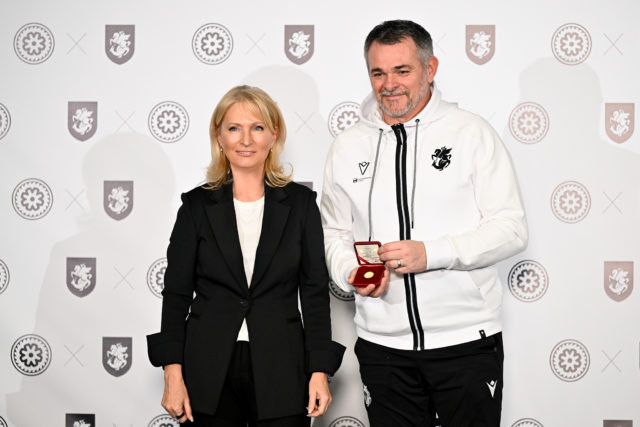 Натия Турнава вручила золотую коллекционную монету Вили Саньолу