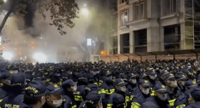 Полиция вытеснила протестующих к улице Меликишвили