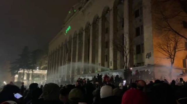 Пятая ночь протестов – спецназ вновь разгоняет митинг