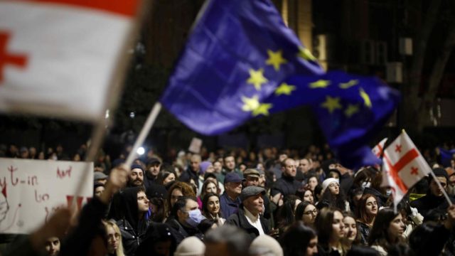 Крупный бизнес Грузии выступил против решения правительства приостановить евроинтеграцию и поддержал митингующих