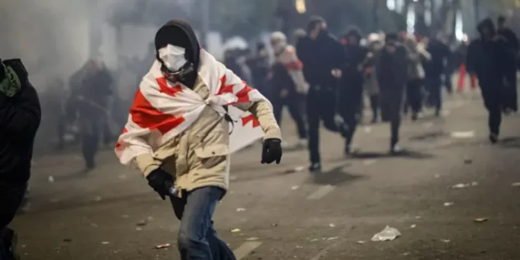 Полицейские освободили проспект Руставели от митингующих