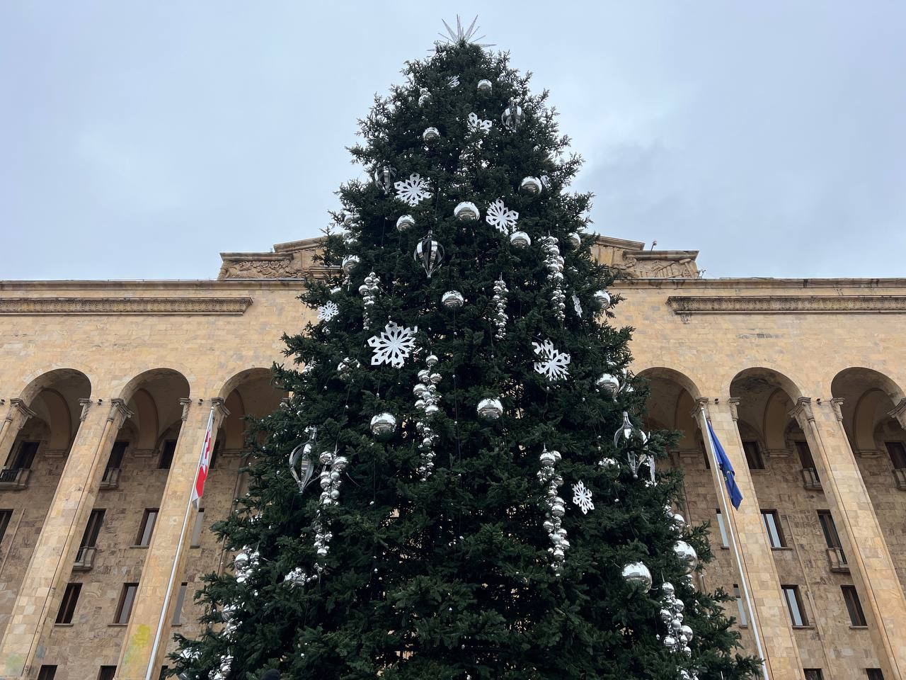 Мэрия Тбилиси отложила зажжение главной новогодней елки