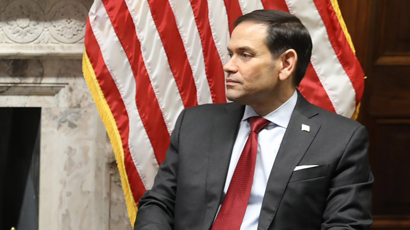 Марко Рубио заявил, что прекращение войны в Украине станет официальной политикой США Государственный секретарь США Марко Рубио заявил, что прекращение войны между Россией и Украиной станет официальной политикой Соединенных Штатов при президенте Дональде Трампе. «Политика США будет направлена на завершение войны, и мы приложим все усилия, чтобы достичь этой цели», — приводит слова Рубио Reuters. Рубио признал, что урегулирование конфликта потребует значительных усилий, подчеркнув, что и Москва, и Киев в конечном итоге будут вынуждены пойти на уступки. Он отметил, что подобные кризисы не решаются громкими публичными заявлениями, а требуют «жесткой дипломатической работы», к которой США готовы приступить. По словам госсекретаря, соглашение, которое станет основой для прекращения войны, должно не только положить конец «убийствам, смерти и разрушениям», но и обеспечить долгосрочный мир в Украине, а также безопасность для Киева и других союзников США в Европе. Марко Рубио до своего назначения на пост государственного секретаря с 2011 года был членам Сената. Он известен как автор множества инициатив, направленных на введение санкций против России. В 2014 году, после аннексии Крыма, Рубио предлагал отключить российские банки от системы SWIFT, а в январе 2022 года, накануне полномасштабного вторжения России в Украину, вновь выдвинул подобные идеи. Также он был инициатором введения персональных санкций против Владимира Путина и других высокопоставленных российских чиновников. Кроме того, Рубио неоднократно резко высказывался в адрес российского президента, называя его «бандитом» и «головорезом», и выступал за дипломатическую изоляцию России. После победы Дональда Трампа на выборах осенью 2024 года Рубио, занимавший тогда пост заместителя председателя комитета Сената по разведке, заявил, что война в Украине зашла в тупик и ее нужно заканчивать. Он отметил храбрость и стойкость украинского народа и подчеркнул, что стремление завершить данный конфликт вовсе не означает симпатии к Владимиру Путину.