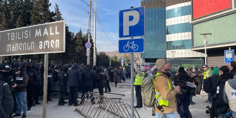Полиция задержала более 30 участников оппозиционной акции в Тбилиси у торгового центра Tbilisi Mall