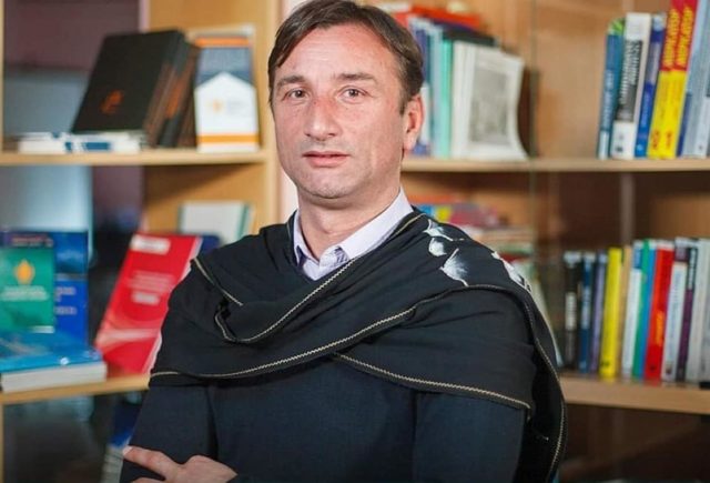 Ладо Апхазава шесть тысяч учителей Грузии перечислили по 1,5 лари на оплату штрафа