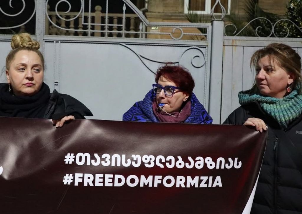 Девять человек, устроивших акцию протеста возле дома судьи, суд оштрафовал на пять тысяч лари