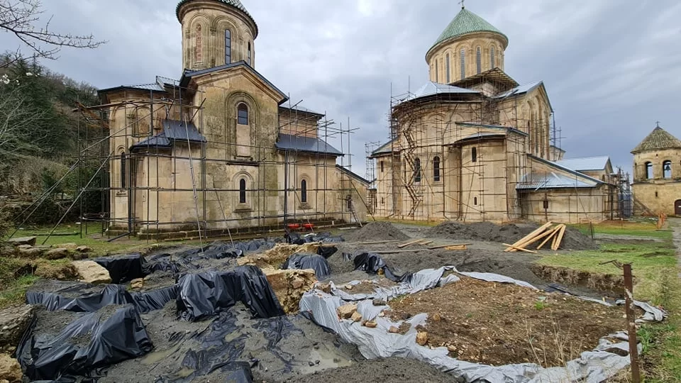 По словам Кобахидзе, Гелати на протяжении веков был и остается важнейшим центром духовности и культуры Грузии.

«Универсальная ценность уникального зодческого ансамбля Гелати признана ЮНЕСКО. Мы все прекрасно помним проблемы, с которыми Гелати столкнулся в недавнем прошлом; среди них был серьезный риск того, что монастырский комплекс Гелати мог быть даже исключен из списка всемирного наследия, хотя совместными усилиями мы смогли сохранить этот статус», — сказал премьер-министр и поблагодарил всех людей, причастных к этой важной работе.

Ираклий Кобахидзе также подчеркнул вклад иностранных специалистов в восстановление Гелати и поблагодарил их за работу.

По словам Кобахидзе, Гелати на протяжении веков был и остается важнейшим центром духовности и культуры Грузии.

«Универсальная ценность уникального зодческого ансамбля Гелати признана ЮНЕСКО. Мы все прекрасно помним проблемы, с которыми Гелати столкнулся в недавнем прошлом; среди них был серьезный риск того, что монастырский комплекс Гелати мог быть даже исключен из списка всемирного наследия, хотя совместными усилиями мы смогли сохранить этот статус», — сказал премьер-министр и поблагодарил всех людей, причастных к этой важной работе.

Ираклий Кобахидзе также подчеркнул вклад иностранных специалистов в восстановление Гелати и поблагодарил их за работу.


