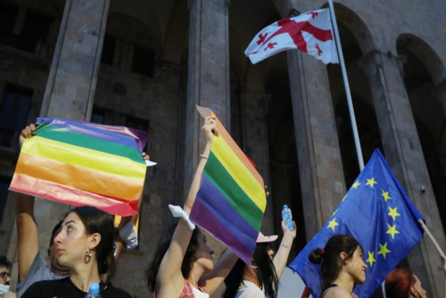 В парламент Грузии внесли предложение о запрете маршей и символики ЛГБТ