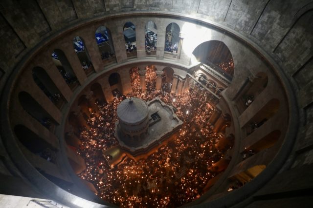 В Иерусалиме сошел Благодатный огонь в храме Гроба Господня