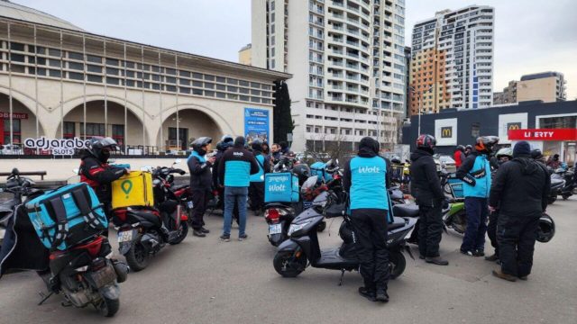 Курьеры в Тбилиси планируют подать жалобу на компании Glovo и Wolt