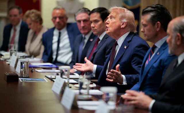 Трамп пригрозил санкциями Москве и Киеву