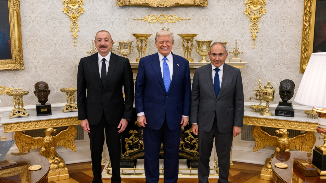 Алиев и Пашинян подписали в присутствии Трампа декларацию о полном прекращении боевых действий