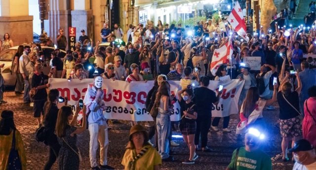 В Тбилиси прошла акция в поддержку независимых СМИ
