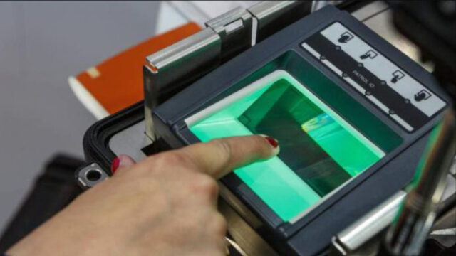 Страны Шенгенской зоны с 12 октября начнут снимать отпечатки пальцев у иностранцев