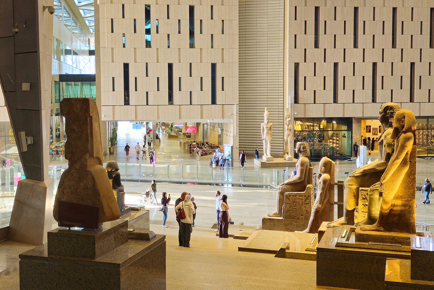 После 20 лет строительства в субботу в Каире открылся Большой Египетский музей стоимостью в миллиард долларов. Это крупнейший в мире музей, посвященный древней цивилизации, в нем представлено 50 000 артефактов, включая всю коллекцию сокровищ из гробницы царя Тутанхамона, многие из которых выставлены впервые.