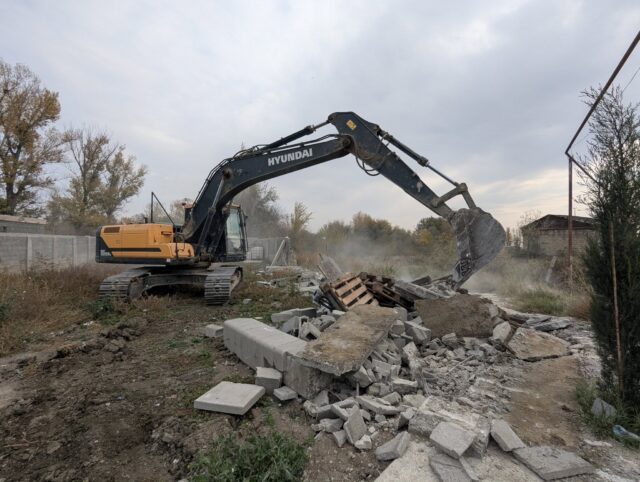 Муниципальная инспекция мэрии Тбилиси сообщила о сносе десятков незаконных построек