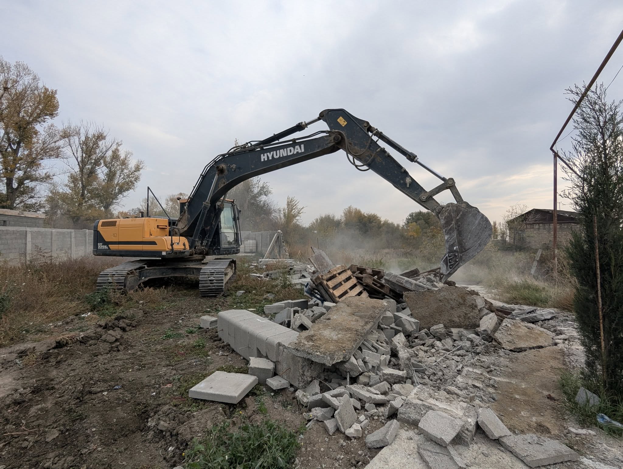 Муниципальная инспекция мэрии Тбилиси сообщила о сносе десятков незаконных построек
