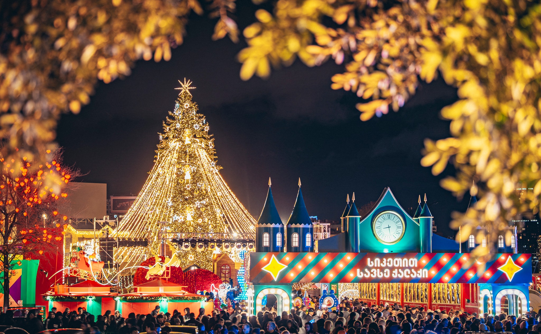 В Тбилиси зажгли главную новогоднюю елку страну