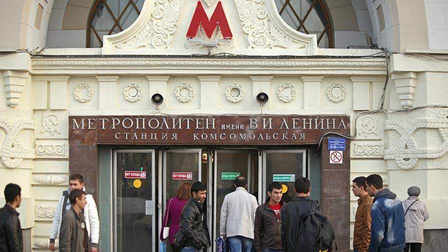В метро Москвы будут досматривать телефоны