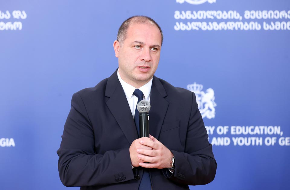 В Грузии вводят школьную формы для учащихся начальных классов в государственных школах